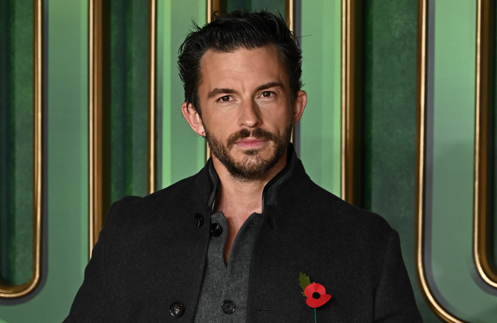 Jonathan Bailey fala sobre ‘obstáculo’ da sexualidade na carreira: ‘Disposto a correr o risco’