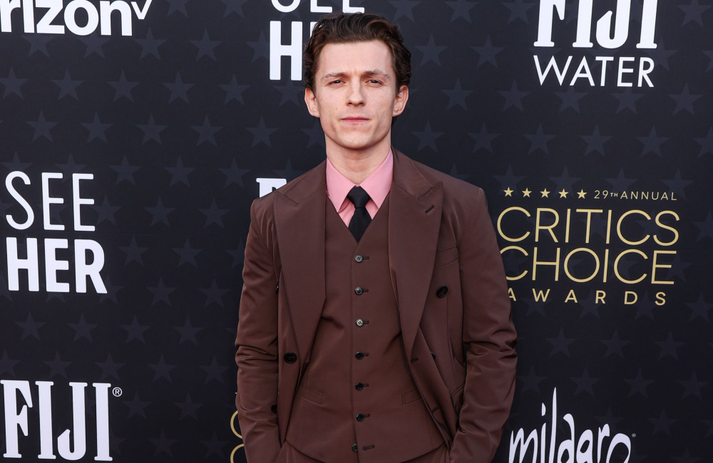 Tom Holland relembra fase de excessos com álcool: 'Era solitário'