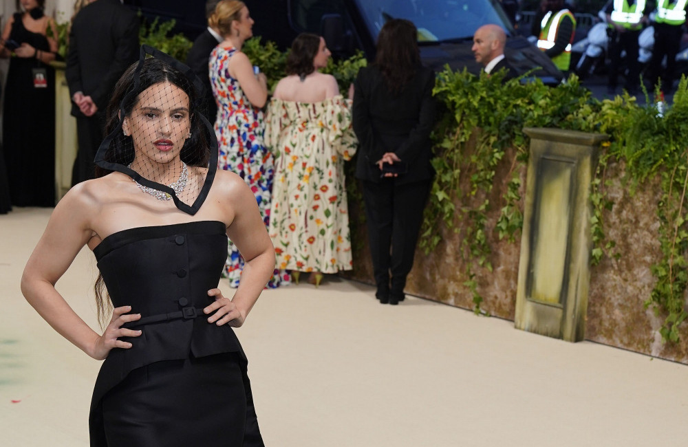 Rosalía adia três shows e preocupa fãs ao citar emergência familiar
