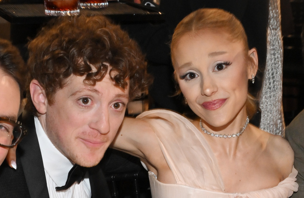 Ariana Grande e Ethan Slater terminam relacionamento após quase três anos, diz revista