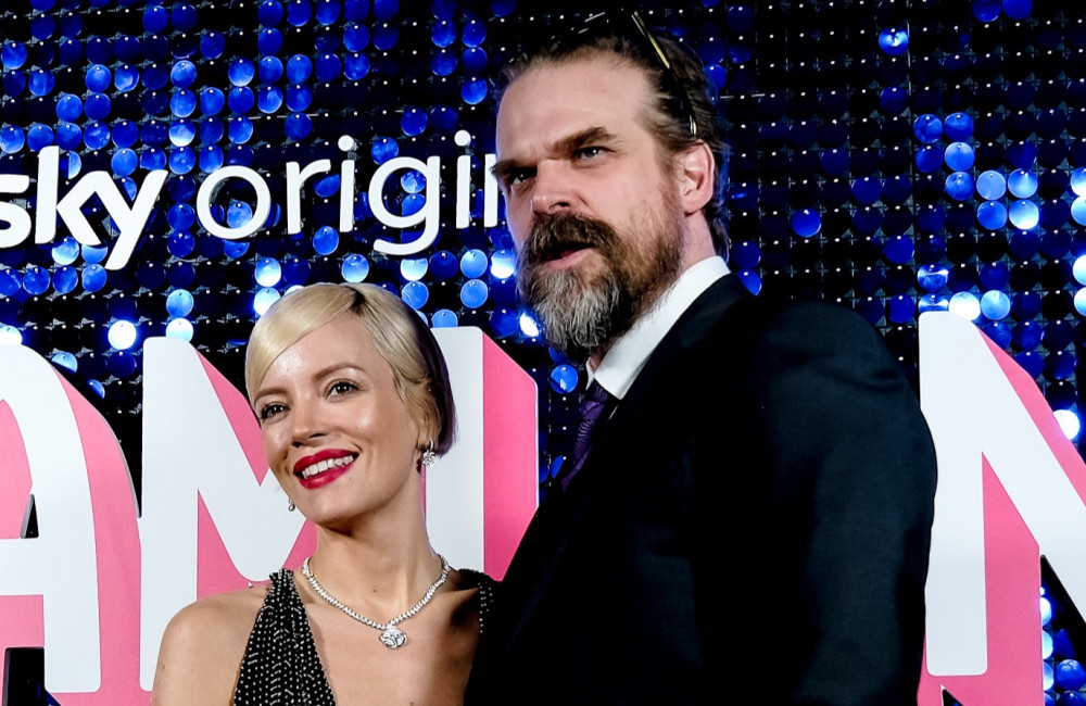 David Harbour quebra silêncio sobre álbum de Lily Allen inspirado em divórcio com a cantora