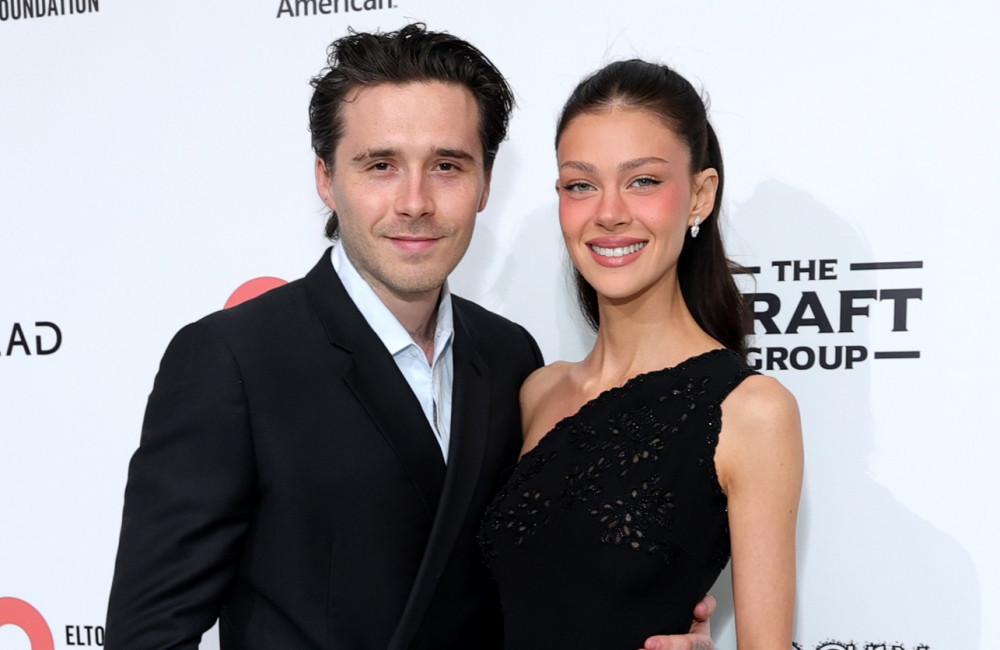 Afastado da família, Brooklyn Beckham exalta esposa seis anos após pedi-la em casamento