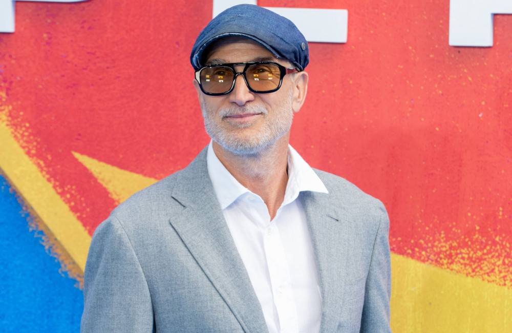 Diretor de 'Supergirl' revela o que o convenceu a fazer o filme e elogia trabalho de Milly Alcock