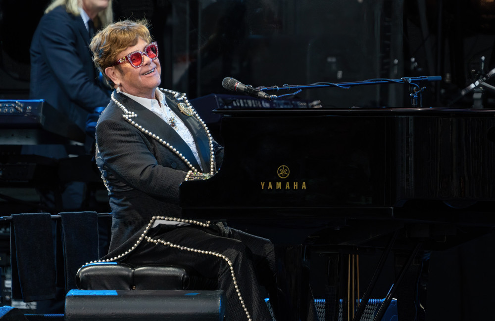 Elton John irá voltar aos palcos como holograma em residência milionária, diz jornal