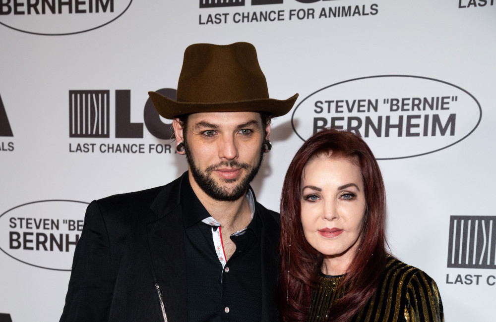 Filho 'brasileiro' de Priscilla Presley cria 'vaquinha' para vender pizzas e rebate críticas