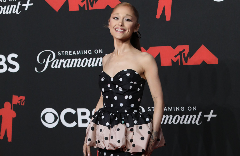 Ariana Grande retoma contato com ex-namorado após término com Ethan Slater