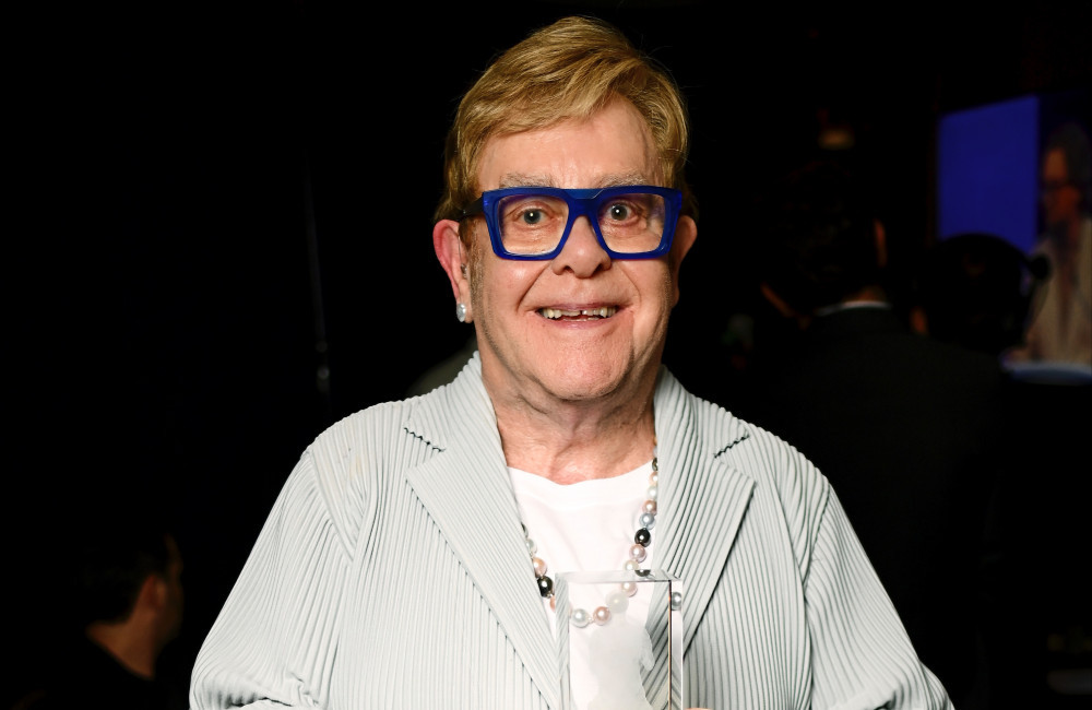 Elton John adapta processo criativo após perda de visão, revela parceiro de longa data