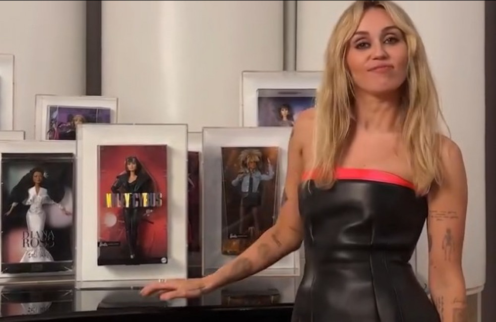 Miley Cyrus emociona fãs ao apresentar Barbie inspirada em sua carreira