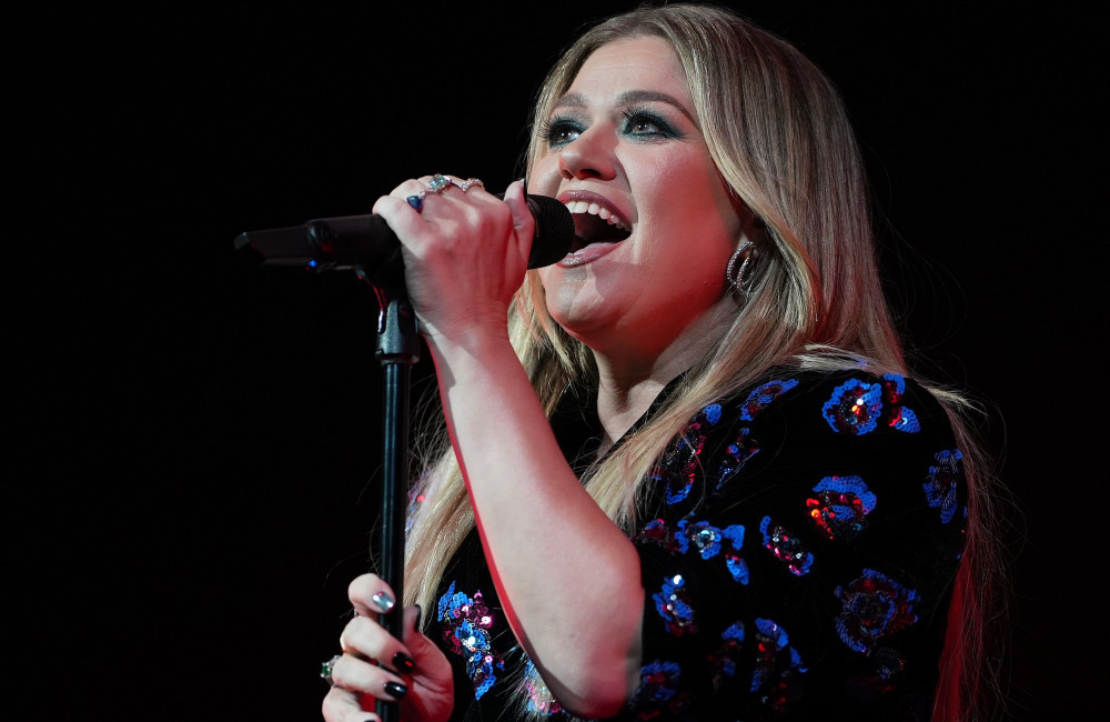 Kelly Clarkson revela que já precisou terminar o mesmo relacionamento duas vezes