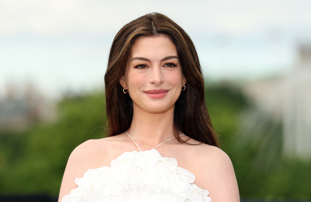 Grávida, Anne Hathaway mantém sexo do terceiro filho em segredo: 'Não vamos contar'