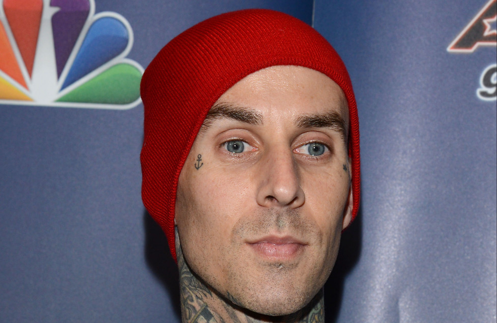 Travis Barker revela detalhes de grave acidente de avião que quase o matou