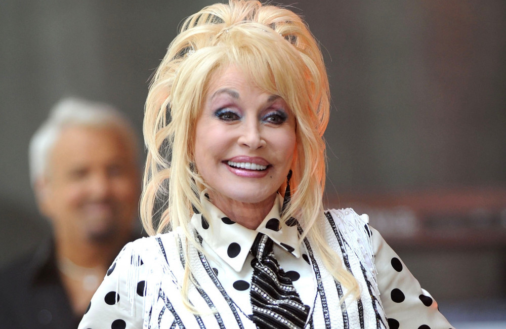 Bandeiras dos EUA ficarão a meio mastro por mais tempo para Dolly Parton do que para papa Francisco