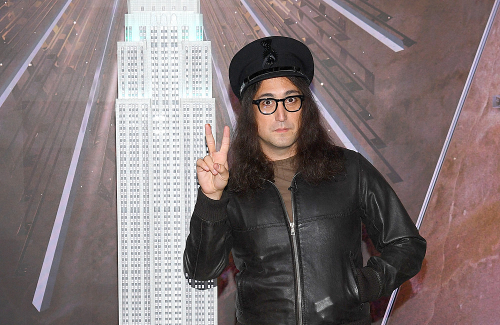 Filho de John Lennon revela que se tornou pai
