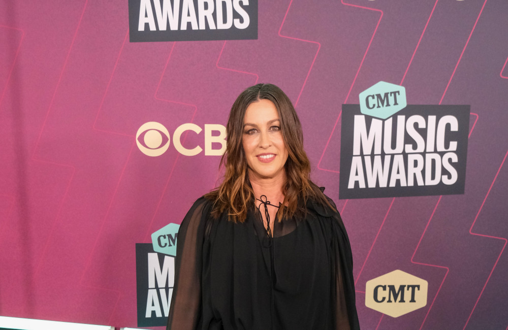 Alanis Morissette processa ex-gerente por chantagem em caso de posse de drogas, veja