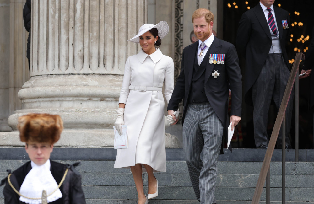 Charles afirma que Harry e Meghan seguem sem funções oficiais na realeza; casal reage