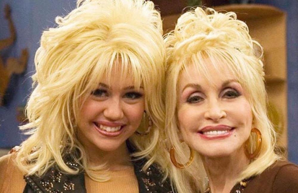 Miley Cyrus revela última conversa com Dolly Parton antes da morte da cantora