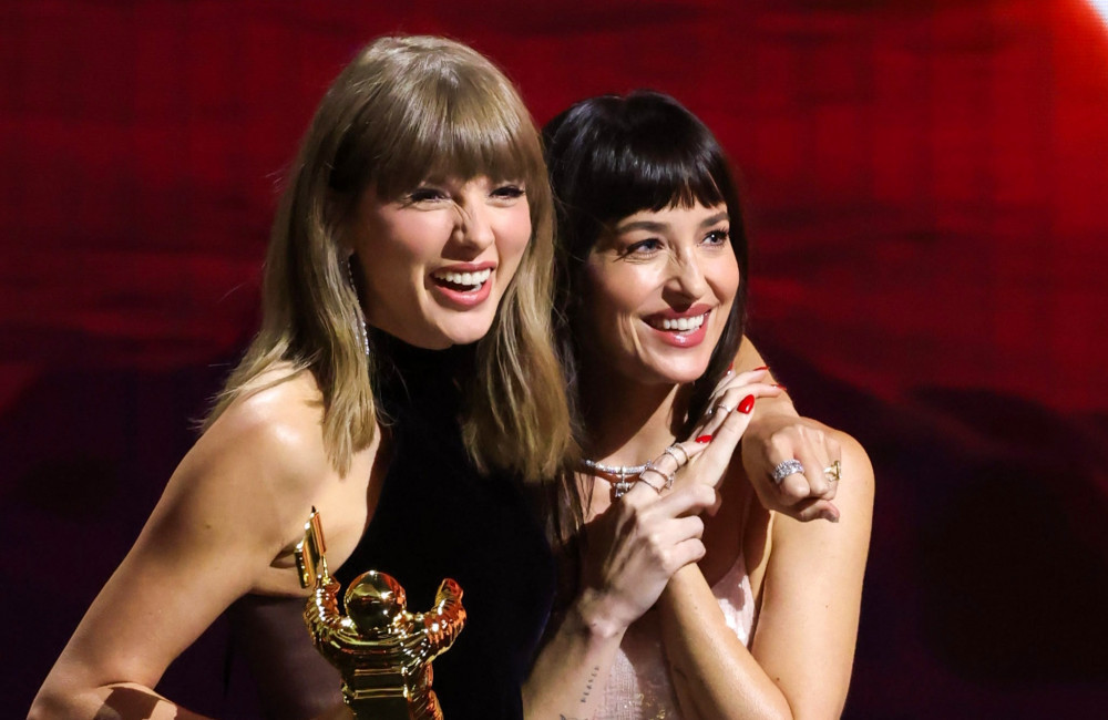 Dakota Johnson revela assunto recorrente em conversas com Taylor Swift: 'Crimes reais'