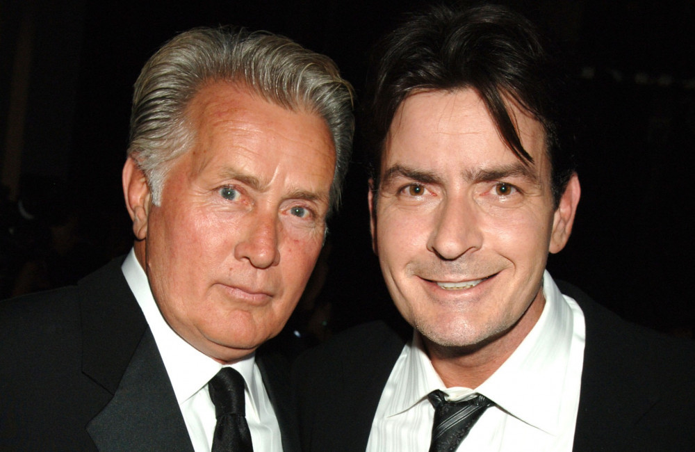 Após anos longe da TV, Charlie Sheen volta a atuar em nova série ao lado do pai