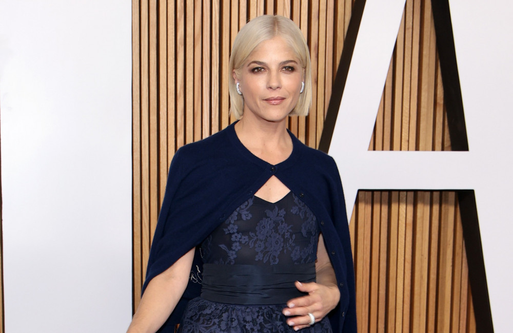 Selma Blair é solta sob fiança após confusão em voo e suposta agressão a comissárias