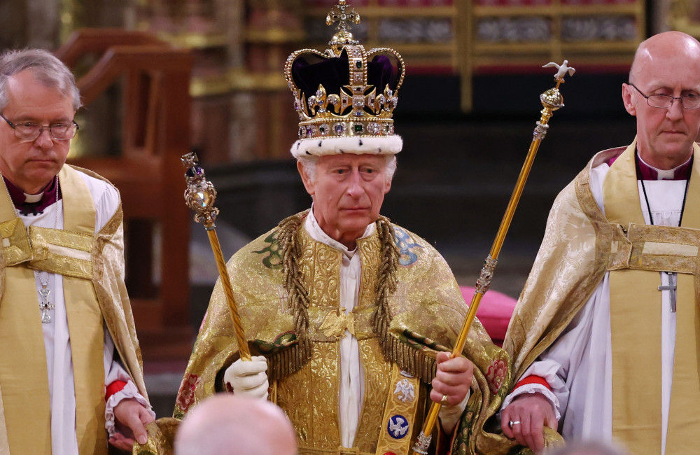 Rei Charles III estava 'super entediado' durante ensaios da coroação, diz ex-ministra britânica