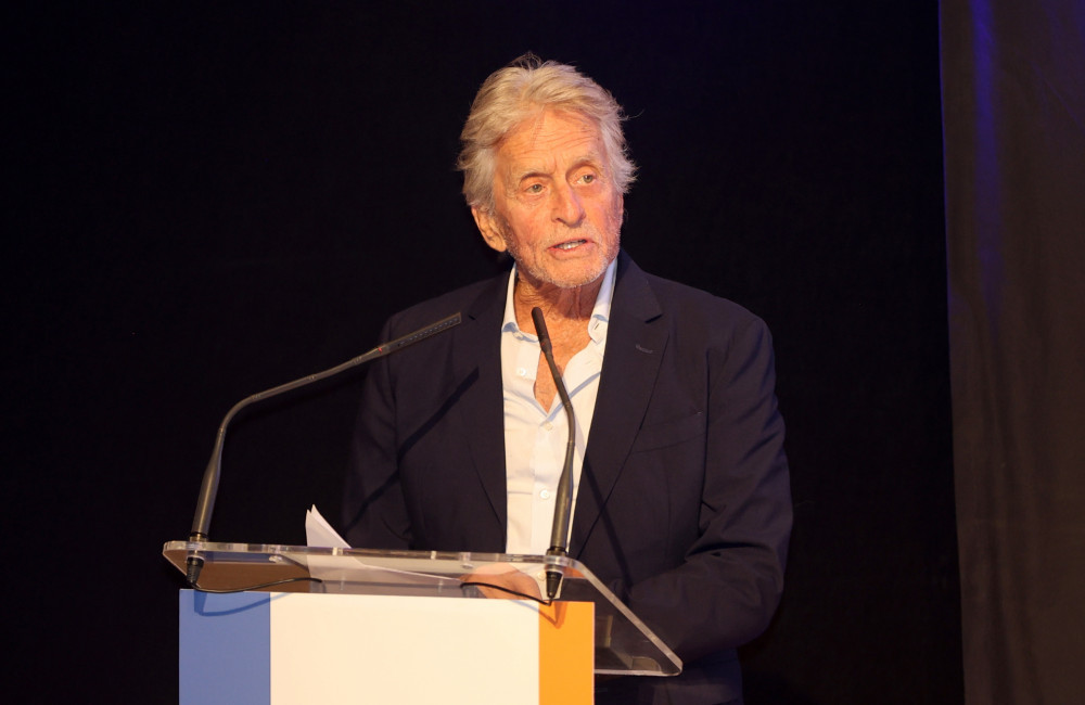 Michael Douglas diz que Danny DeVito engoliu maconha para esconder droga da polícia