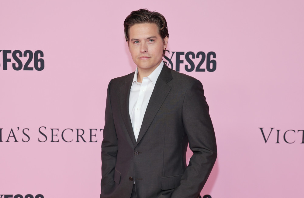 Dylan Sprouse elogia esposa por participar de desfile em período pós-parto: 'Supermãe'