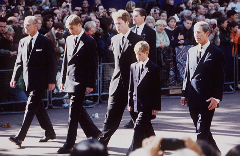 Príncipe Harry diz que passou 20 anos sem chorar pela morte da mãe, Diana